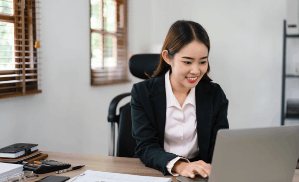 A professional translator providing Business Plan translation services ensuring accurate and certified results.