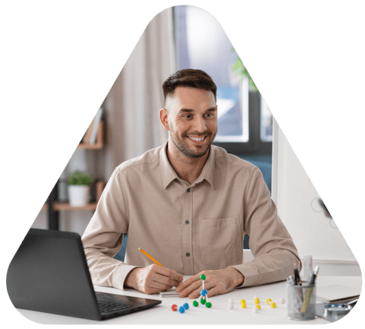 An editor at a media translation agency transcribes and translates an audio interview, providing precise Media Translation.