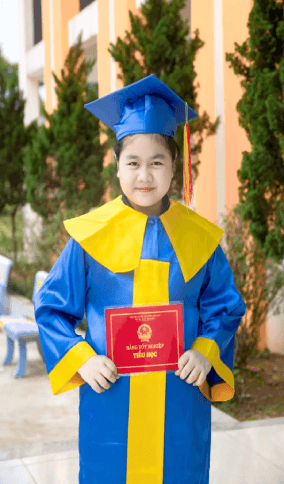 A student with certificate at University