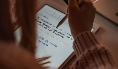 Spanish text on a tablet